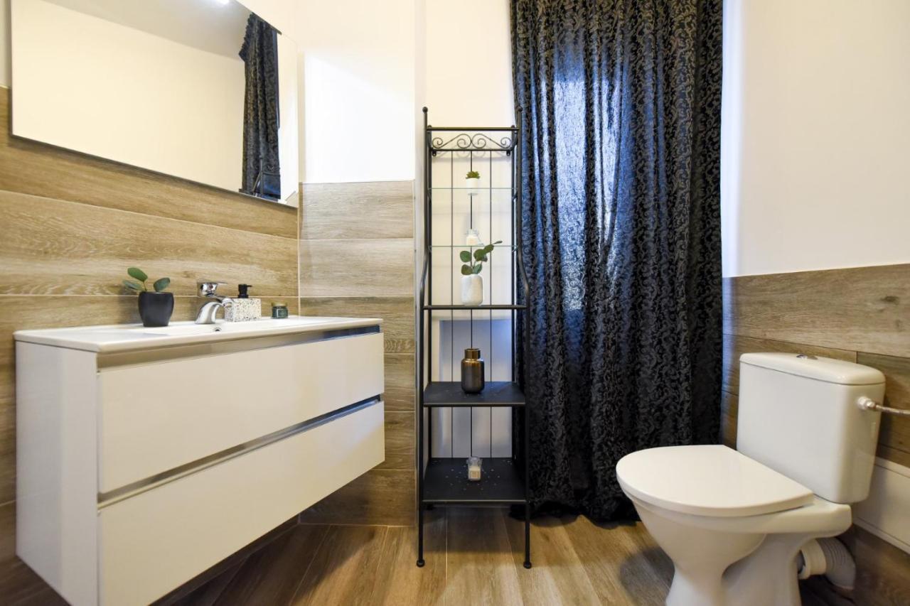 Discover Comfort: Charming & Spacious Apartment In The Old Town Бухарест Екстер'єр фото