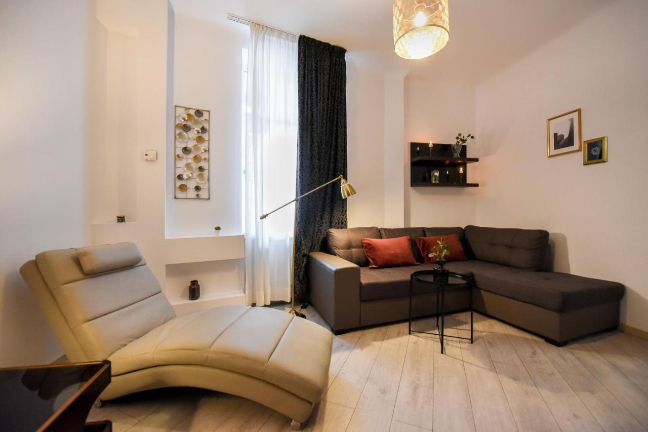 Discover Comfort: Charming & Spacious Apartment In The Old Town Бухарест Екстер'єр фото