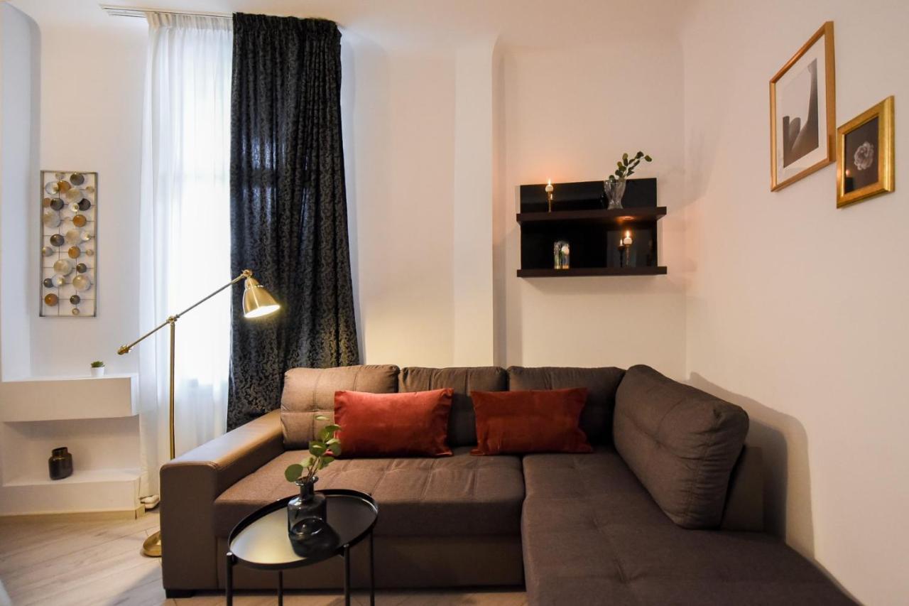 Discover Comfort: Charming & Spacious Apartment In The Old Town Бухарест Екстер'єр фото
