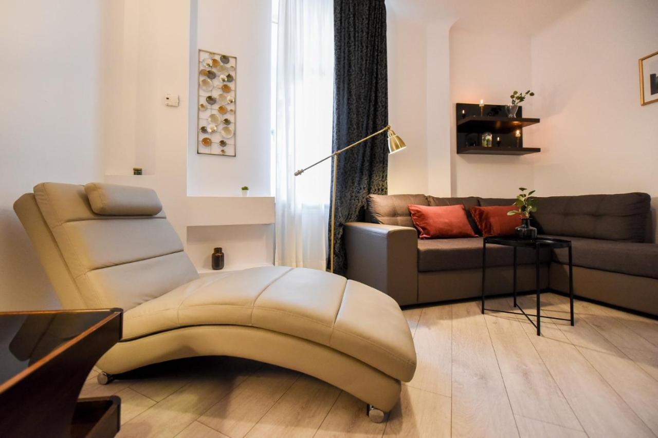 Discover Comfort: Charming & Spacious Apartment In The Old Town Бухарест Екстер'єр фото