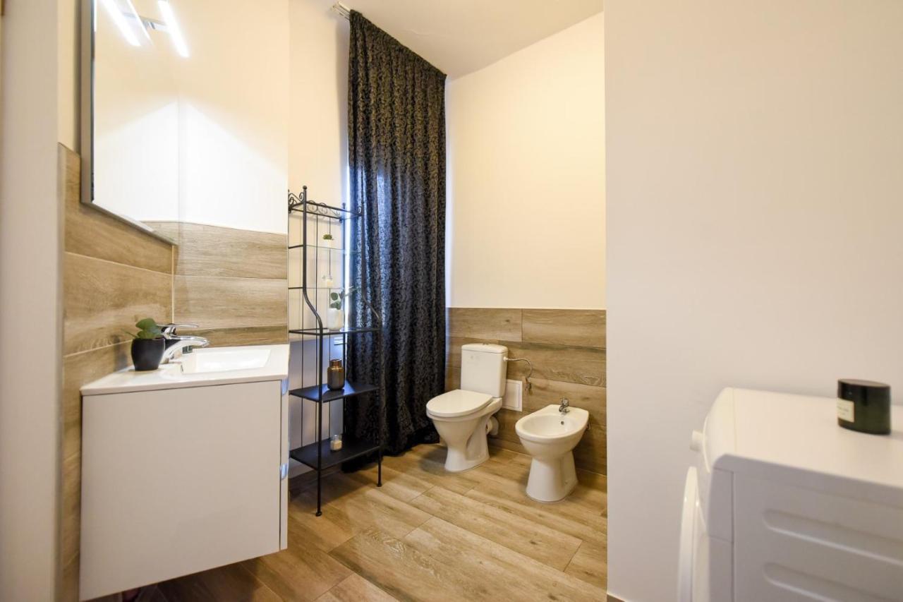 Discover Comfort: Charming & Spacious Apartment In The Old Town Бухарест Екстер'єр фото