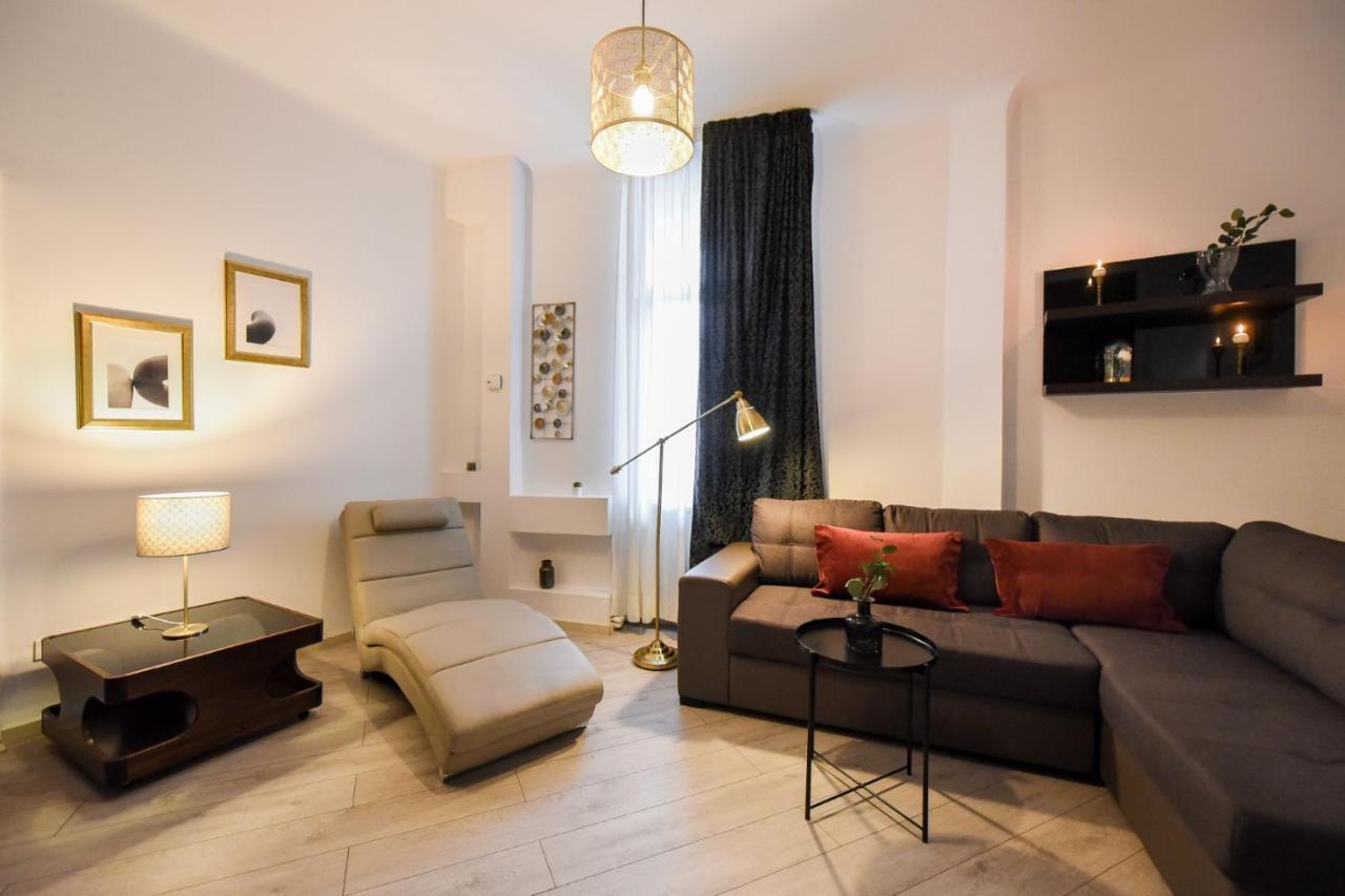 Discover Comfort: Charming & Spacious Apartment In The Old Town Бухарест Екстер'єр фото