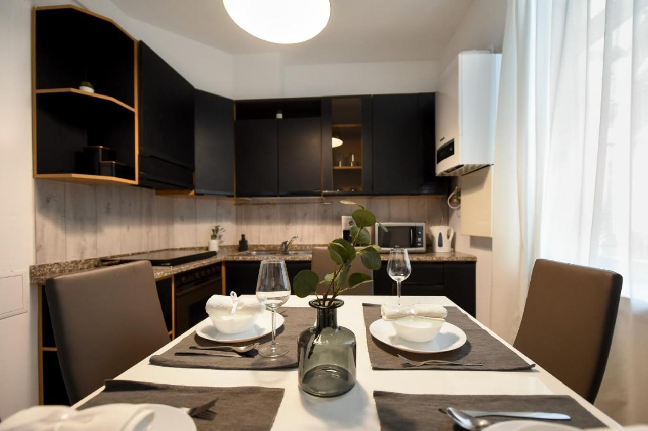 Discover Comfort: Charming & Spacious Apartment In The Old Town Бухарест Екстер'єр фото