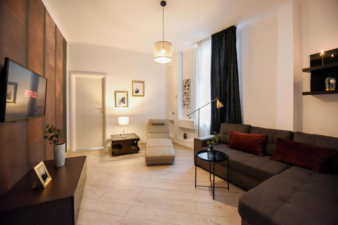 Discover Comfort: Charming & Spacious Apartment In The Old Town Бухарест Екстер'єр фото