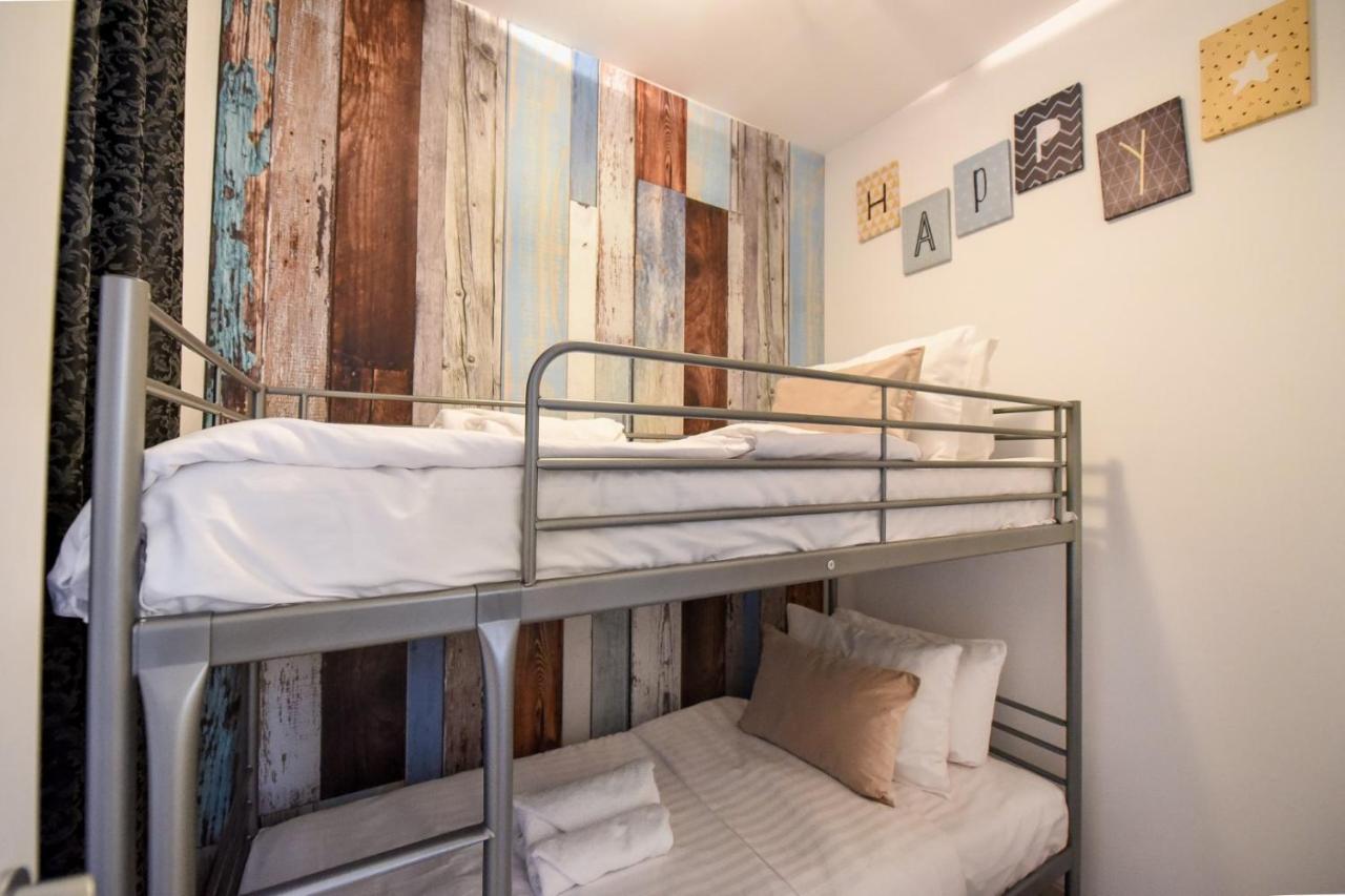 Discover Comfort: Charming & Spacious Apartment In The Old Town Бухарест Екстер'єр фото
