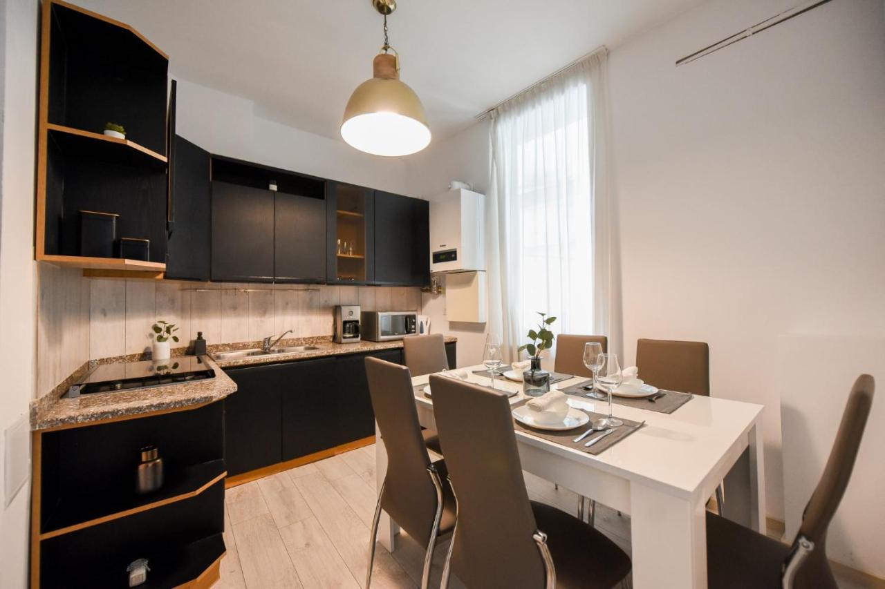 Discover Comfort: Charming & Spacious Apartment In The Old Town Бухарест Екстер'єр фото