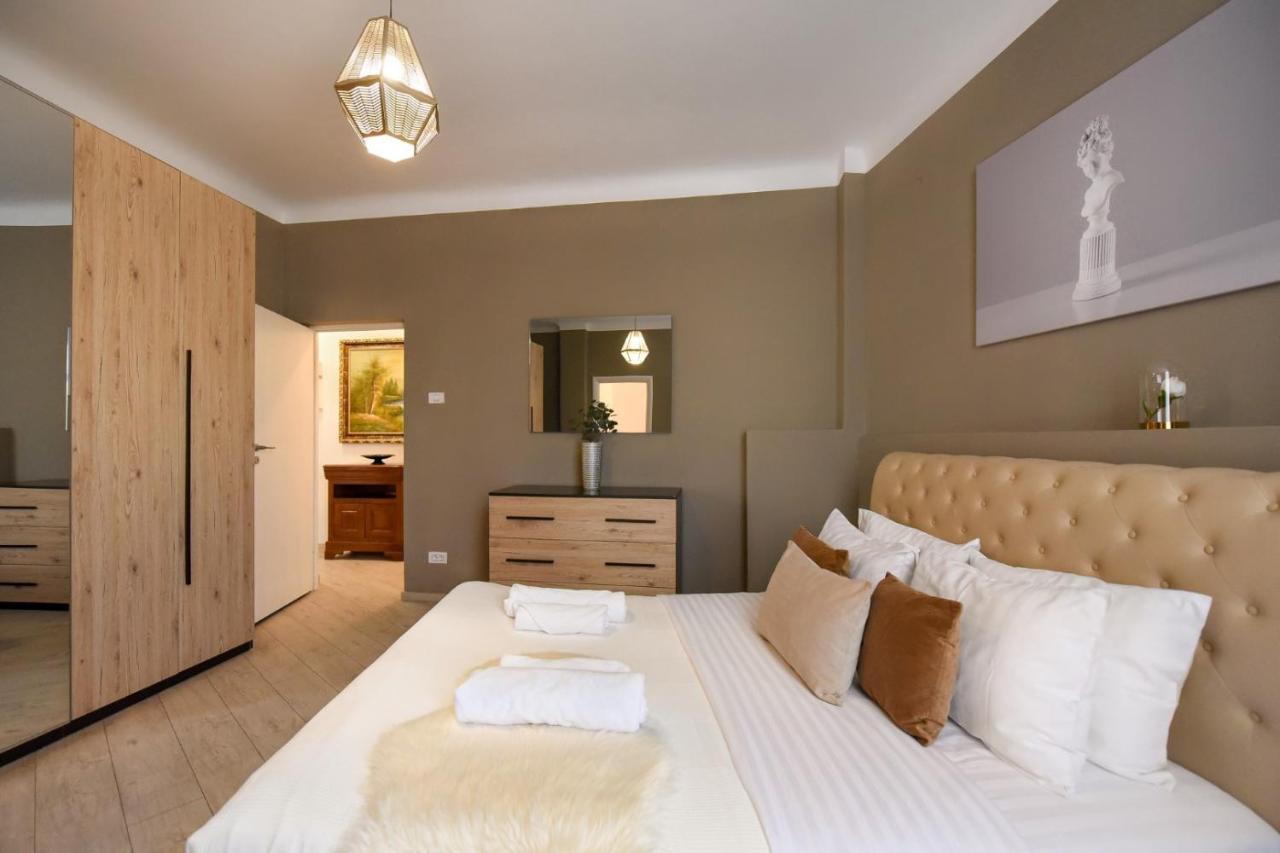 Discover Comfort: Charming & Spacious Apartment In The Old Town Бухарест Екстер'єр фото
